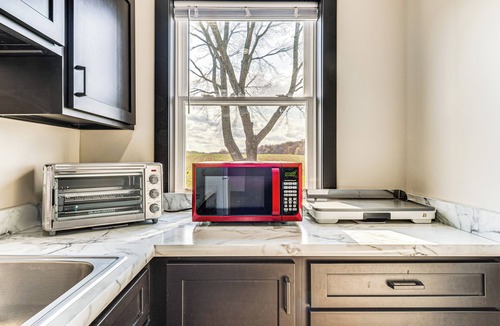 Montgomery Apartment | Sleek Montgomery Apartment: Shared Outdoor Space