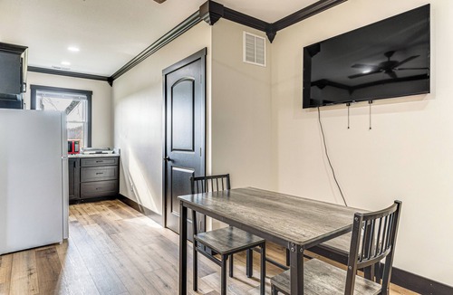 Montgomery Apartment | Sleek Montgomery Apartment: Shared Outdoor Space