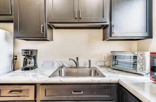 Montgomery Apartment | Sleek Montgomery Apartment: Shared Outdoor Space