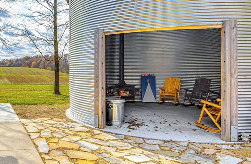 Montgomery Apartment | Sleek Montgomery Apartment: Shared Outdoor Space