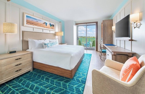 I-435 West KC-KS Hotel | Sleek Room Close to Kansas Speedway and Legends Outlets – Ideal for Day Trips