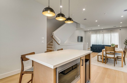 OST - South Union Cottage | Sleek & Spacious! Prime Houston Home Near NRG