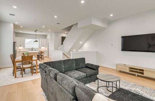 OST - South Union Cottage | Sleek & Spacious! Prime Houston Home Near NRG
