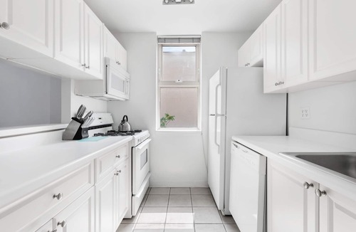 Central Park South Apartment | Sleek Studio Apartment on Upper East Side