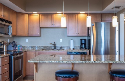 Ono Island Condo | Sleek & Stylish- Riverside