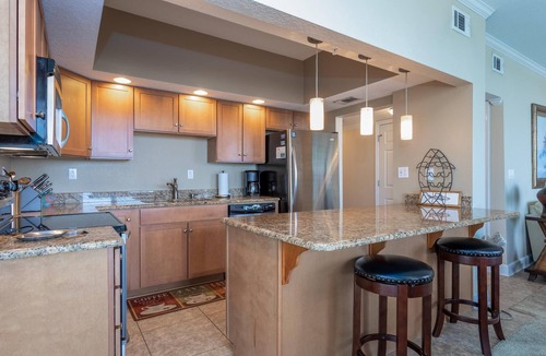 Ono Island Condo | Sleek & Stylish- Riverside