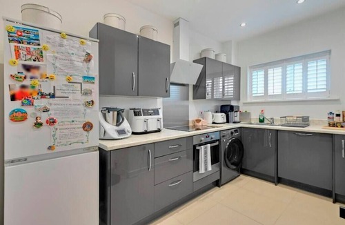 Thames House | Sleek & Sun-Drenched Modern Sanctuary