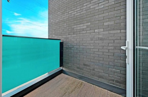 Thames House | Sleek & Sun-Drenched Modern Sanctuary