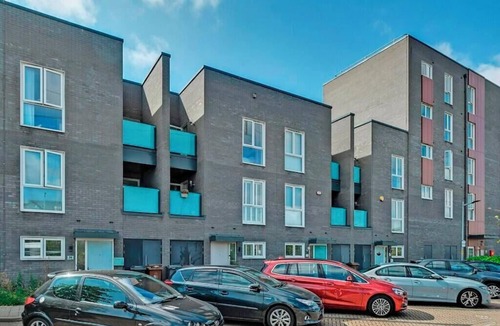 Thames House | Sleek & Sun-Drenched Modern Sanctuary