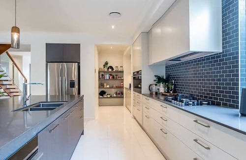 Bridgeman Downs House | Sleek Tropical Oasis Bridgeman Downs