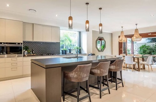 Bridgeman Downs House | Sleek Tropical Oasis Bridgeman Downs