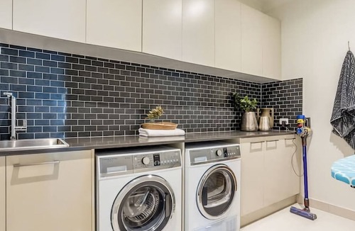 Bridgeman Downs House | Sleek Tropical Oasis Bridgeman Downs