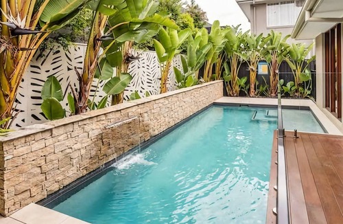 Bridgeman Downs House | Sleek Tropical Oasis Bridgeman Downs