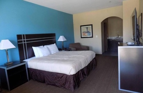 Moulton Hotel | Sleek Unit Near Kloesel’s With Breakfast And Pet Friendly Options