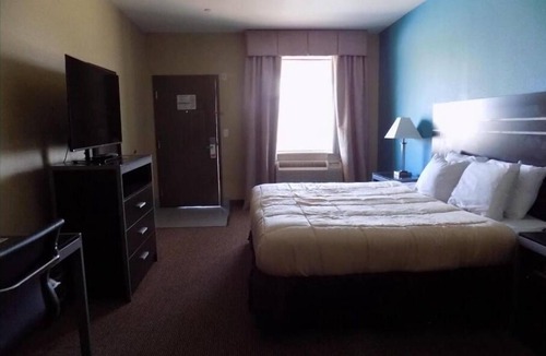 Moulton Hotel | Sleek Unit Near Kloesel’s With Breakfast And Pet Friendly Options