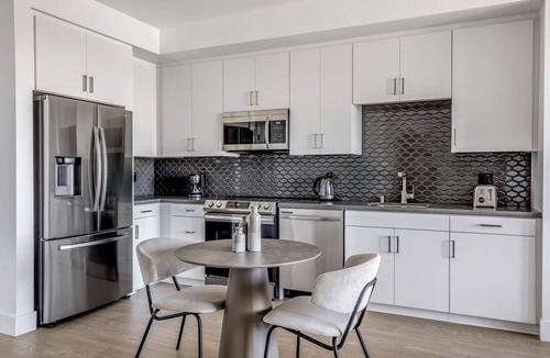 University Heights Apartment | Sleek University Heights 1BR w/Spa & Pool, nr Shops, by Blueground