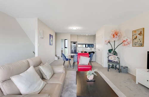 Massey Apartment | Sleek Utopia Townhouse with Deck and Air-con