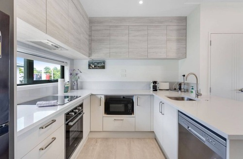 Massey Apartment | Sleek Utopia Townhouse with Deck and Air-con