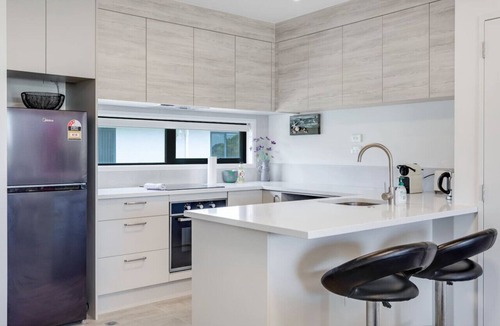 Massey Apartment | Sleek Utopia Townhouse with Deck and Air-con