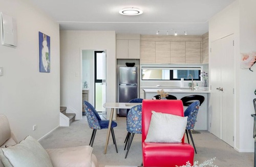 Massey Apartment | Sleek Utopia Townhouse with Deck and Air-con