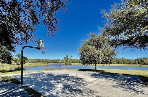 Trafalgar Village House | SLEEP 10 ,2 master bedrooms, family, kids friendly, high speed internet, RV/EV