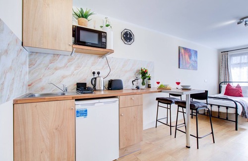 Ponders End Apartment | Sleep-2 Studio-Free Parking, Pet-Tottenham Stadium