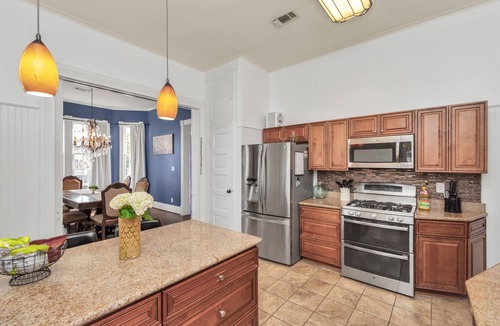 San Jacinto House | Sleep 20, Historic East End, Heated Huge Pool, Giant 4 story deck