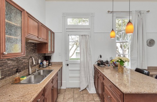 San Jacinto House | Sleep 20, Historic East End, Heated Huge Pool, Giant 4 story deck