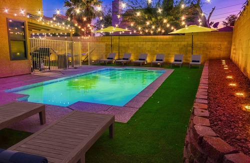 Sunrise Manor House | Sleep 24 Luxury Villa FREE Heated Pool & Game Roomn