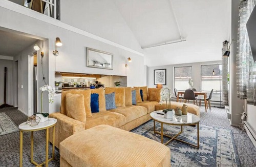 The Loop Apartment | Sleep 25 - Huge Downtown Vintage Lofts