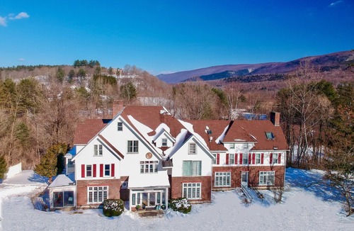 Manchester Center House | Sleep 34: 15 bedrm/12 bath Mansion! Ski Weddings Reunions Yoga Corporate - Dogs!