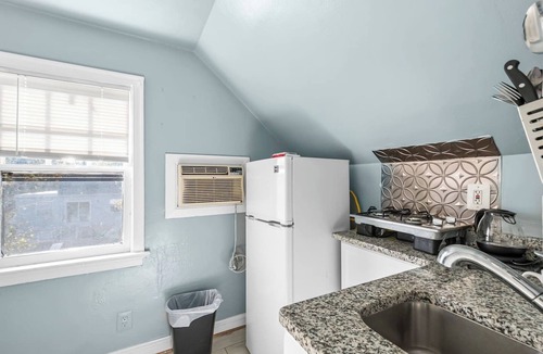 Takoma Park House | Sleep 8, 2 connected Rooms in large home near DC