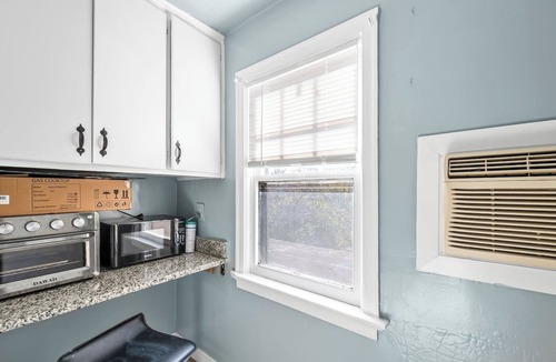 Takoma Park House | Sleep 8, 2 connected Rooms in large home near DC
