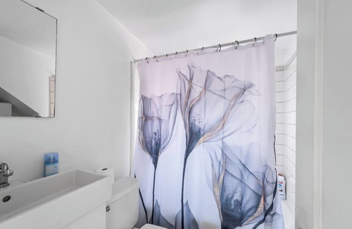 Takoma Park House | Sleep 8, 2 connected Rooms in large home near DC