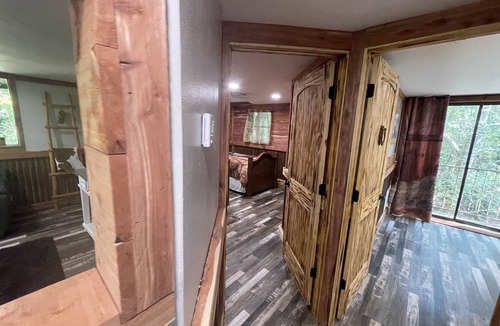 Longview Cabin | Sleep in a Hayloft - Longview, Tx