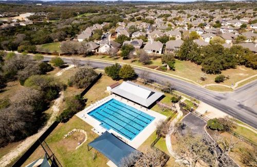 Scenic Oaks House | Sleep on the Cloud - 5 Bedrooms - Corner Lot
