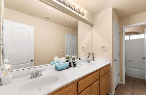 Scenic Oaks House | Sleep on the Cloud - 5 Bedrooms - Corner Lot