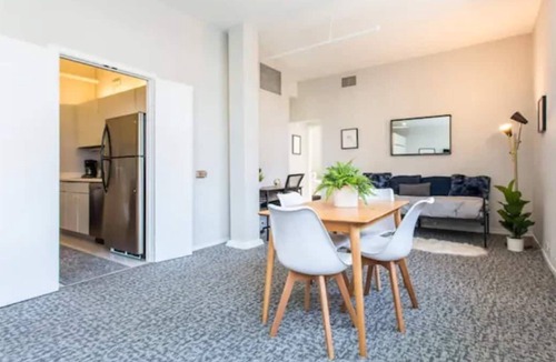 Printers Row Apartment | Sleep14 | 2 Downtown Penthouses | Vintage 5bd (+gym)