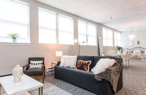 Printers Row Apartment | Sleep14 | 2 Downtown Penthouses | Vintage 5bd (+gym)