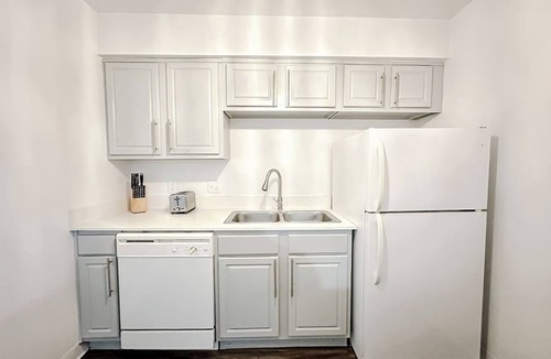 Windsor Park Apartment | Sleepover | Airy 1BD/1BA + Gym - Austin TX