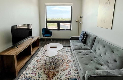 Booneville Apartment | Sleepover: Alluring 1BD/1BA + High Ceilings - Des Moines