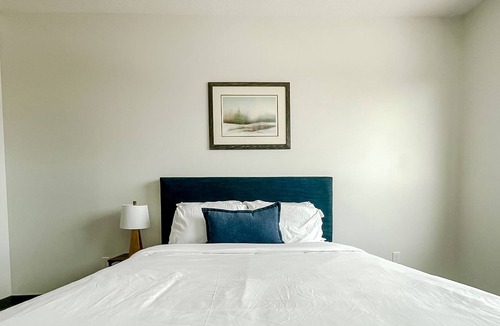 Booneville Apartment | Sleepover: Alluring 1BD/1BA + High Ceilings - Des Moines