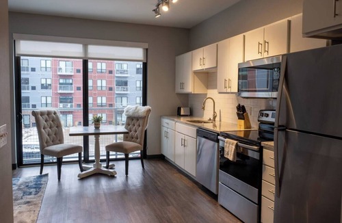 Des Moines Apartment | Sleepover | Charming 1BD/1BA - Downtown Des Moines