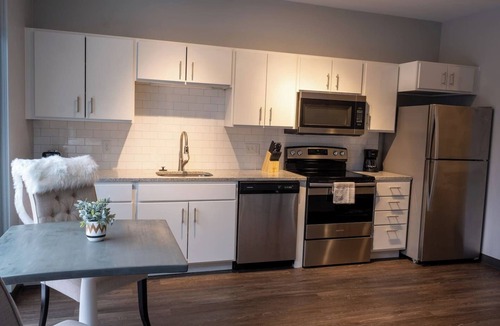 Des Moines Apartment | Sleepover | Charming 1BD/1BA - Downtown Des Moines