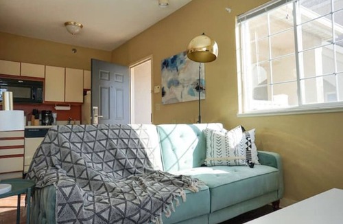 Wichita Apartment | Sleepover: Cheerful Studio - Downtown Wichita