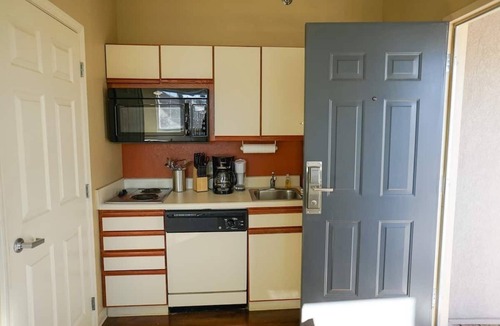 Wichita Apartment | Sleepover: Cheerful Studio - Downtown Wichita