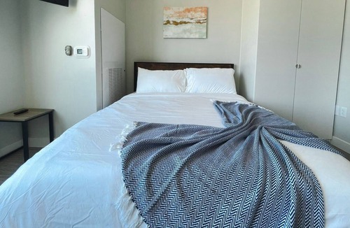 Des Moines Apartment | Sleepover: Classic Studio and Gym - Des Moines