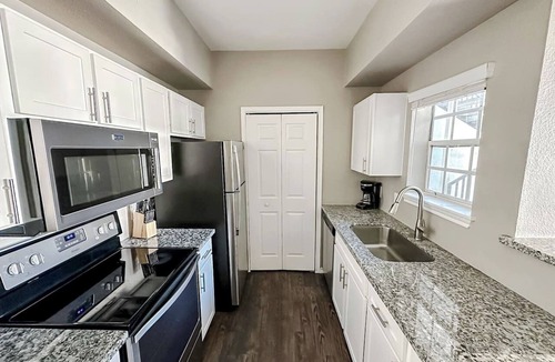 South Side Apartment | Sleepover | Cozy 1BD/1BA + Gym - Corpus Christi