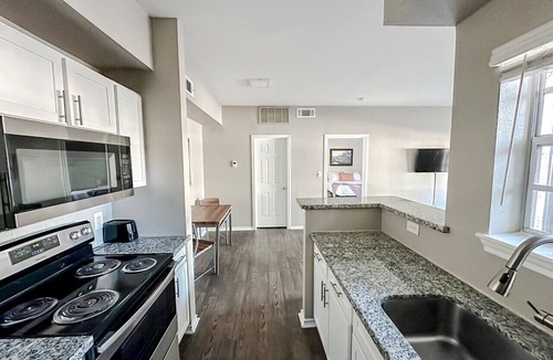 South Side Apartment | Sleepover | Cozy 1BD/1BA + Gym - Corpus Christi
