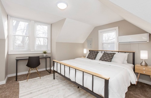 West Central House | Sleepover: Cozy 2BR/1BA + Kitchen - Downtown Springfield